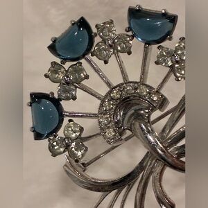 Elegant Vintage Sterling Silver Blue Cabochon Jelly Belly Brooch